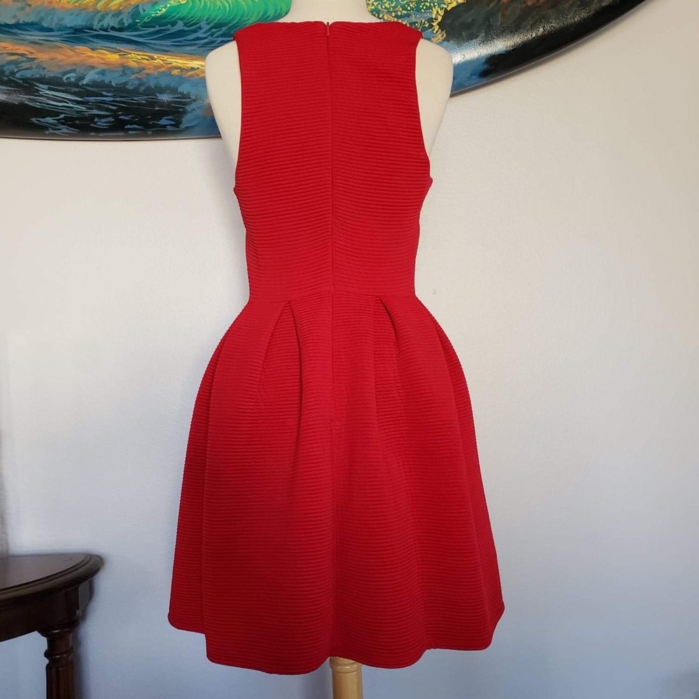 Red dress - Picture 4 of 8